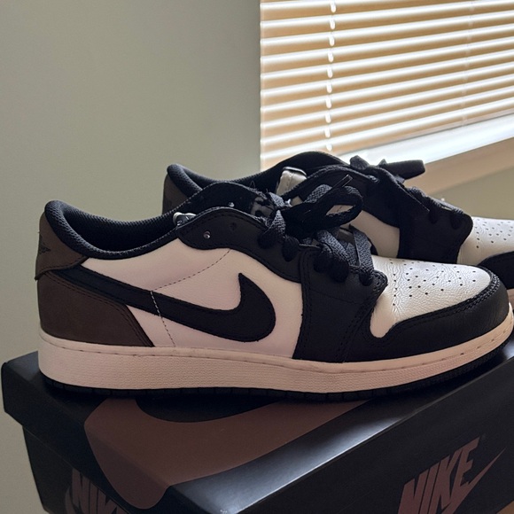 Nike Classic Black and White Low-Tops - Picture 2 of 4